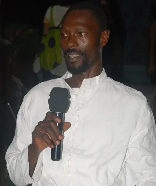 Portrait d’Abdoulaye Gueye, micro à la main, lors d’une rencontre