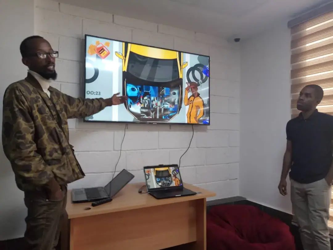 Un intervenant présente un projet de jeu vidéo lors du Global Game Jam.