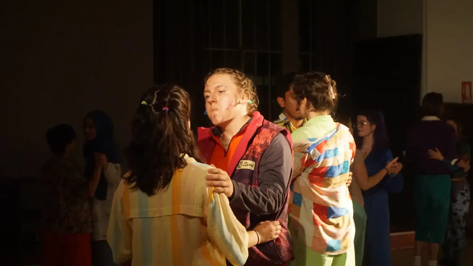 Jeunes comédiens en cercle lors d’un exercice de théâtre