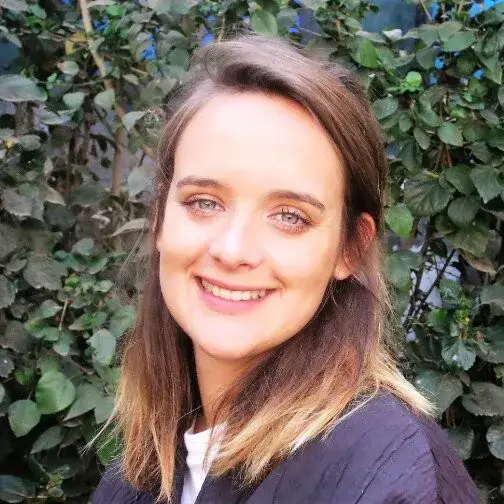 Portrait de Claire Stragier, consultante zéro déchet, devant un feuillage.