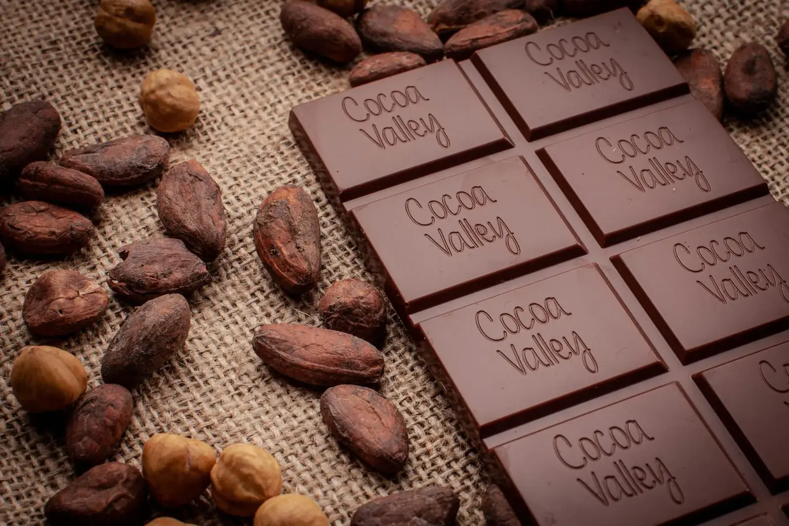 Fèves de cacao et tablettes de chocolat Cocoa Valley.