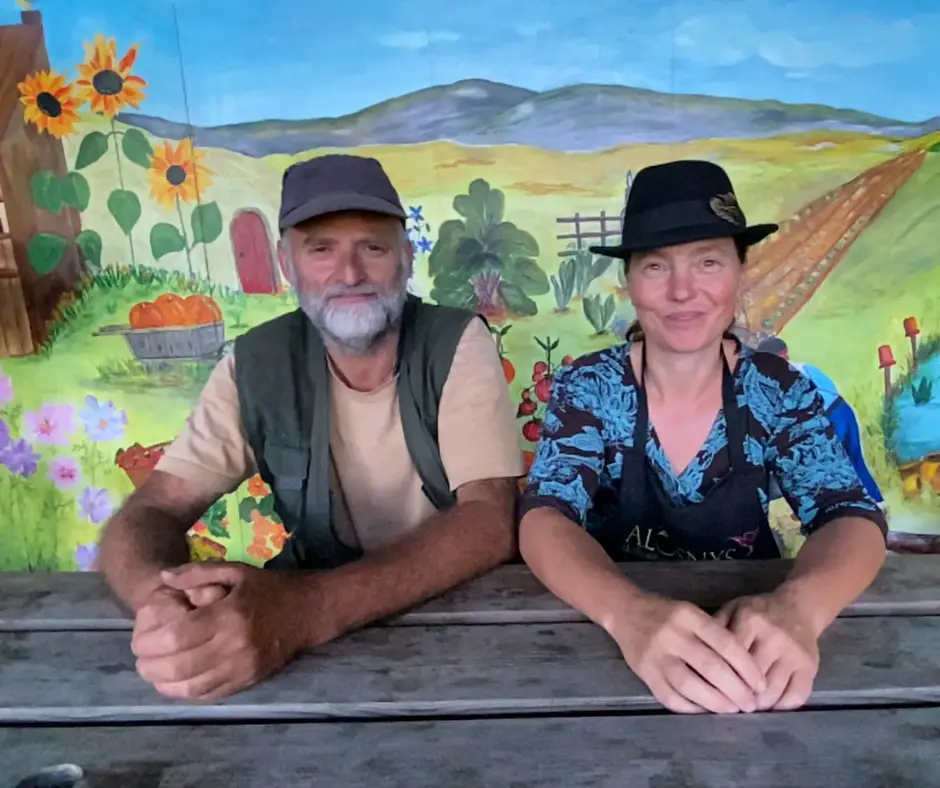 Aurore et Bruno, fondateurs de l’éco-centre Alôsnys, devant une fresque peinte.
