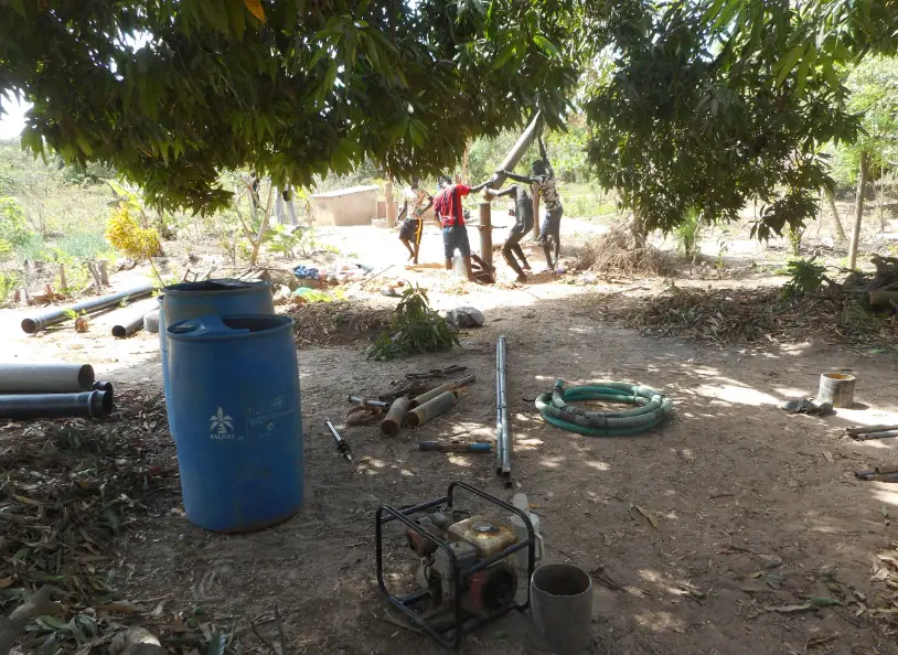 Chantier d’installation du forage à Darou Salam.