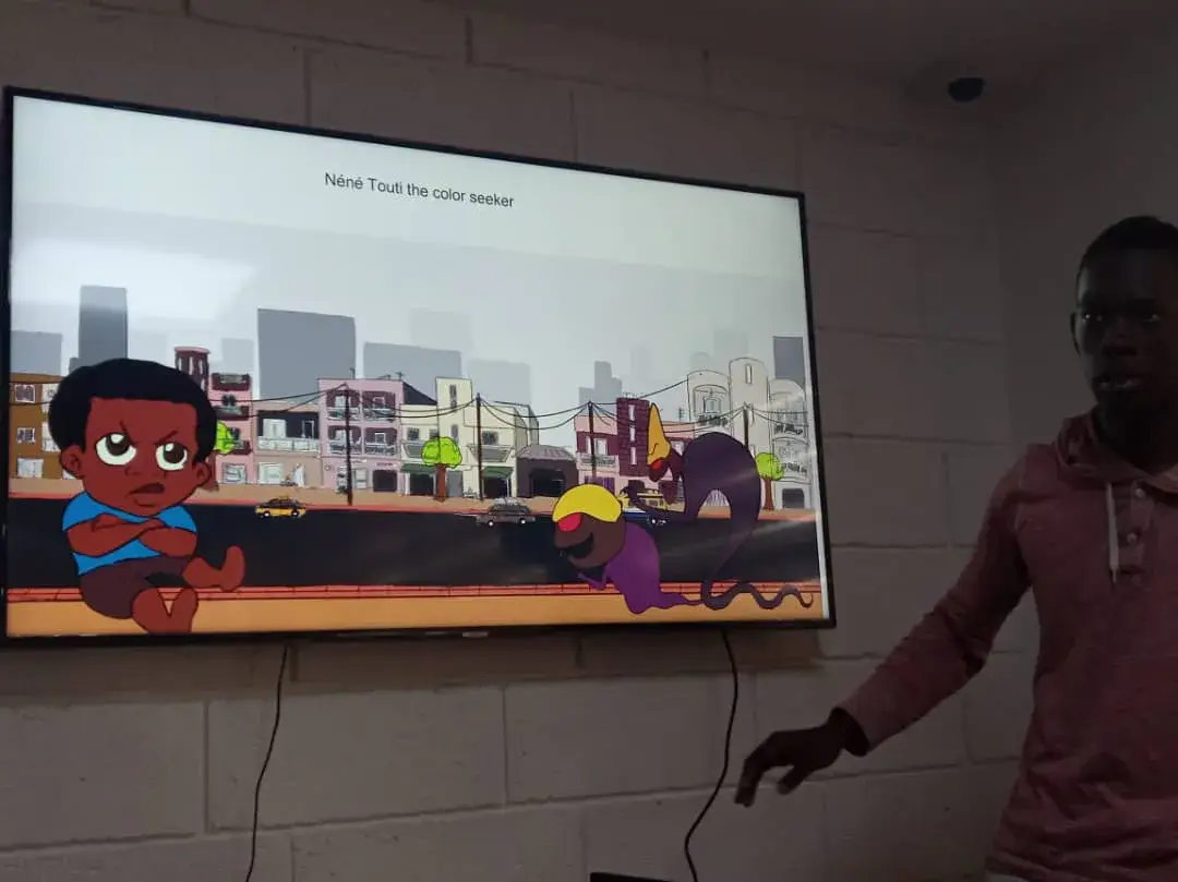 Deux participants devant une démonstration de jeu vidéo.