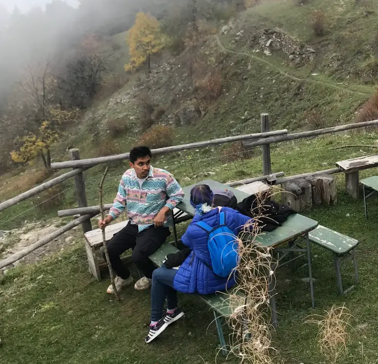 Deux jeunes assis à une table en extérieur lors d’une pause