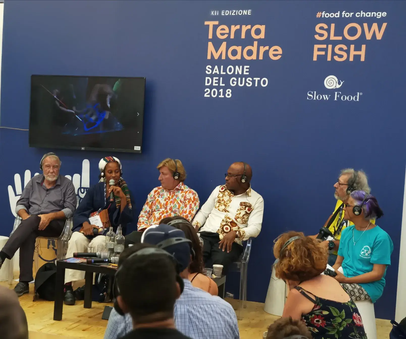 Table ronde sur une scène sous l’inscription « Terra Madre Salone del Gusto 2018 » et « Slow Fish ».
