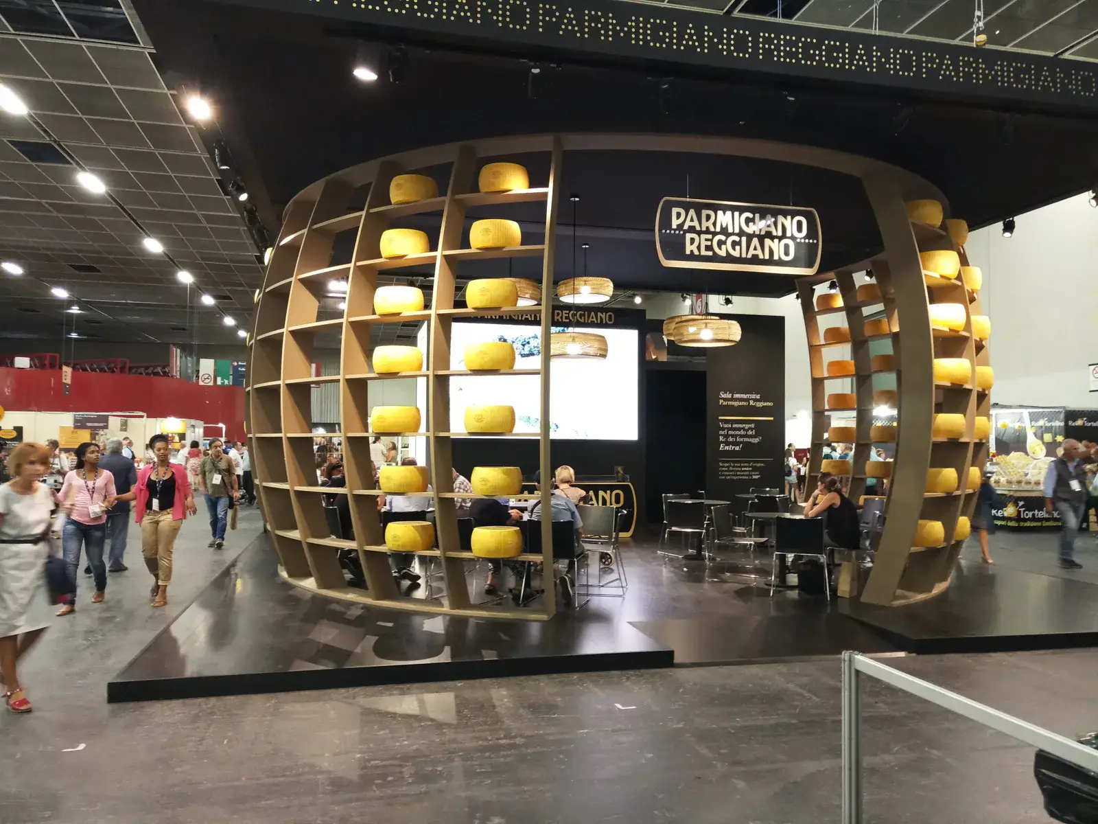 Le stand Parmigiano Reggiano dans les allées du salon.