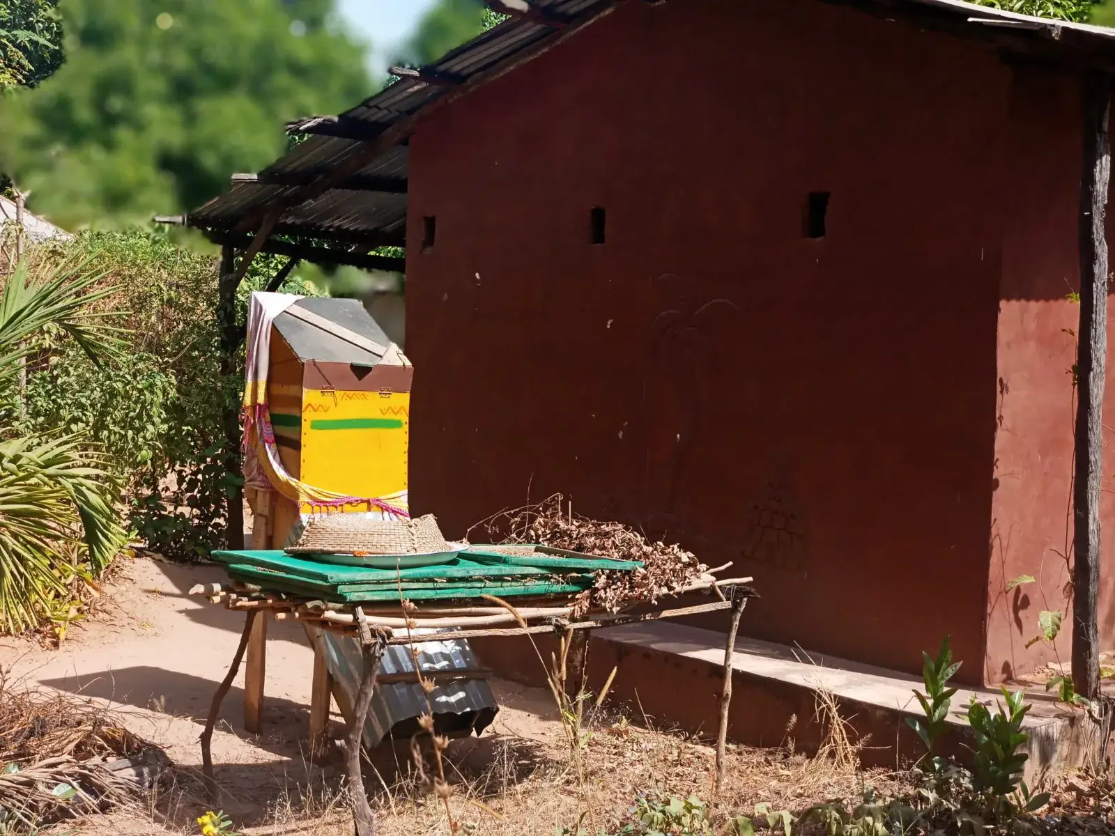 Un bâtiment de Darou Salam et son espace de travail extérieur.