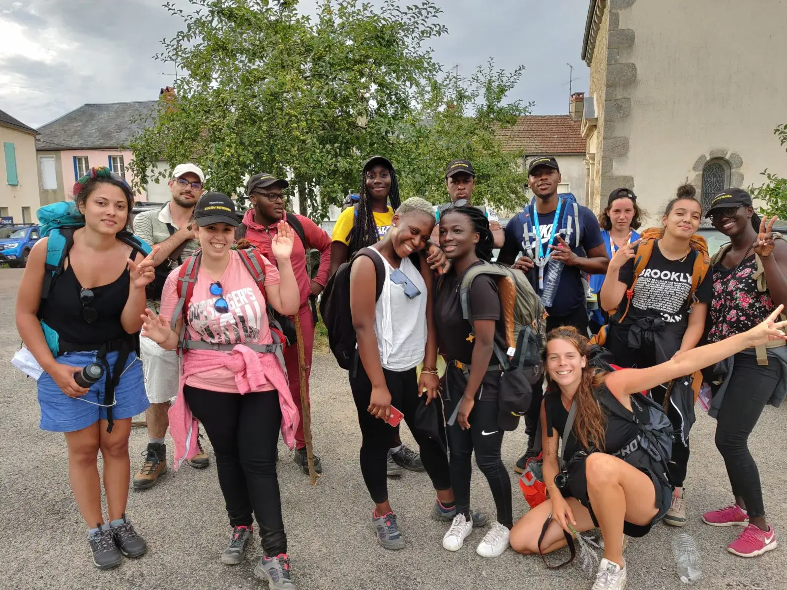 Le groupe des Cultiv’Acteurs posant ensemble dans une rue.