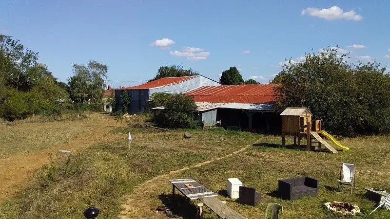 Vue d’ensemble des bâtiments, du jardin et de l’aire de jeux des Illuminés.