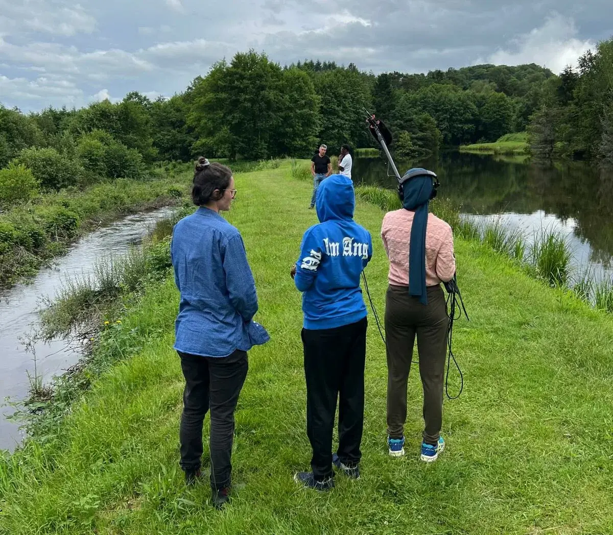 Maimouna et Diama en tournage au bord de l’eau