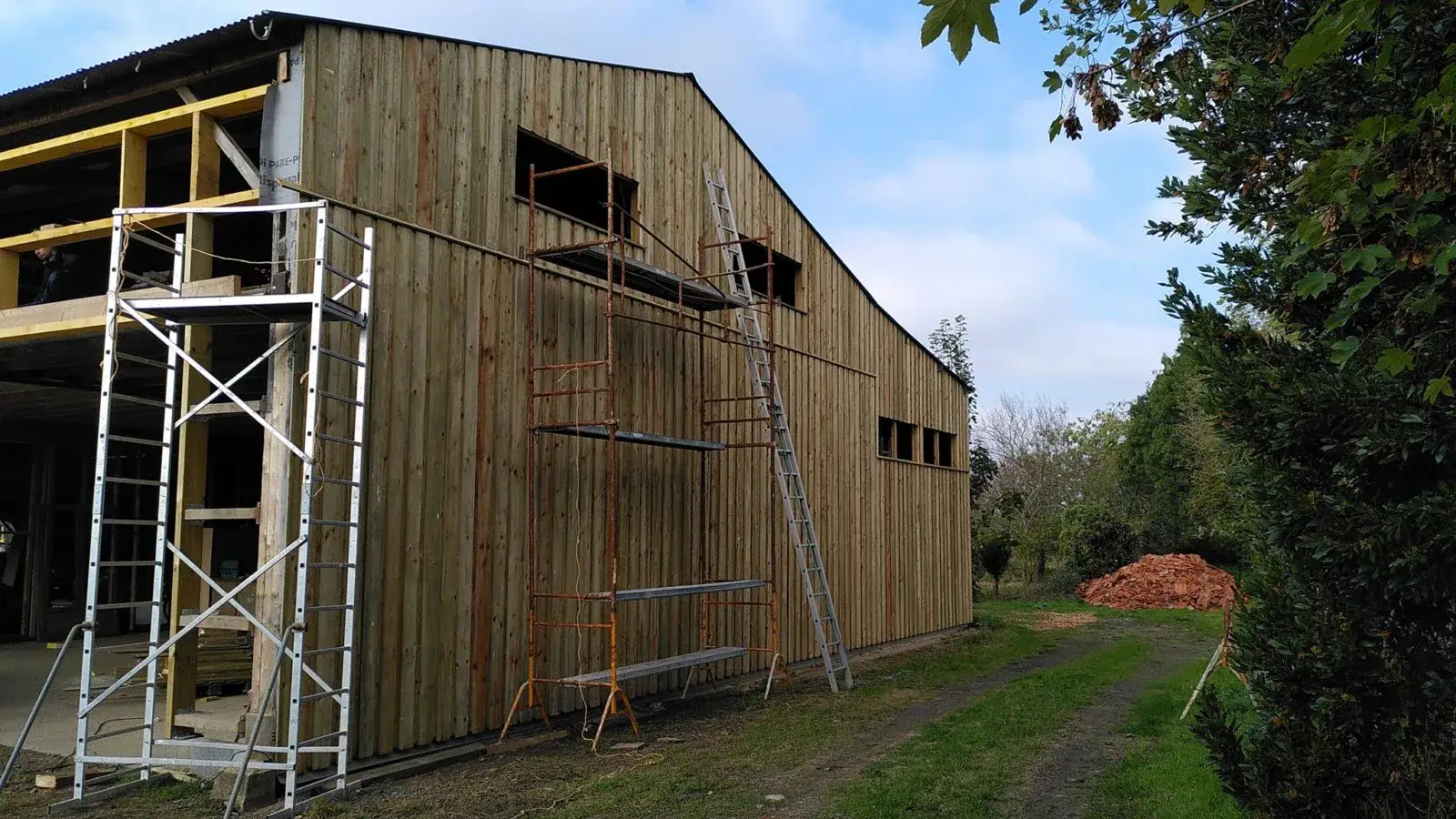 La structure en bois du hangar en cours d’aménagement.