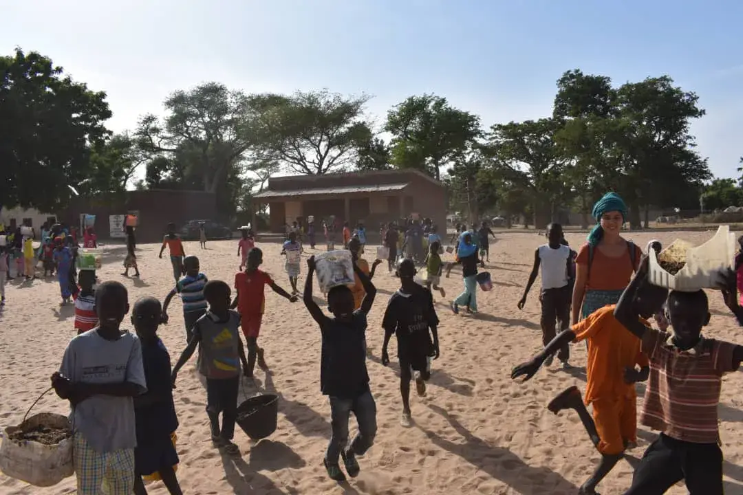 Des enfants jouent et courent dans la cour d’une école.