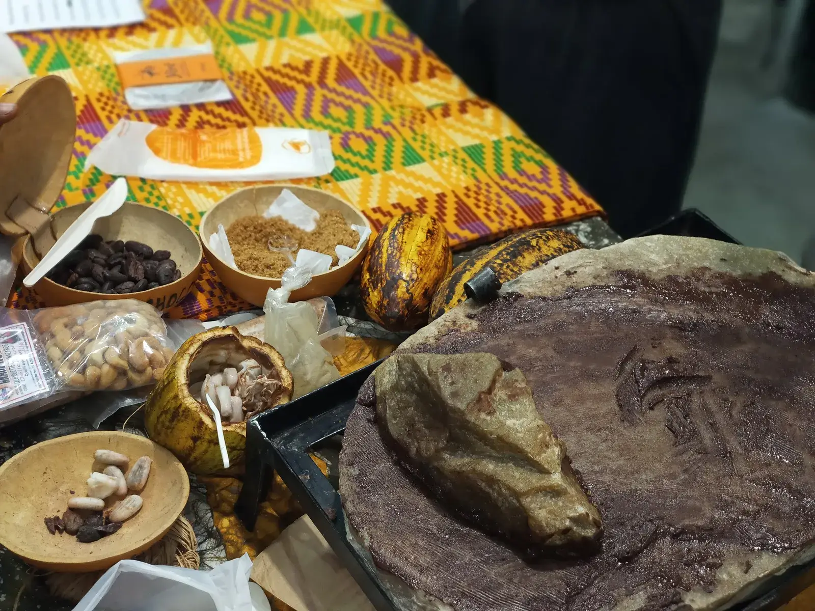 Des produits alimentaires africains disposés sur un tissu coloré.
