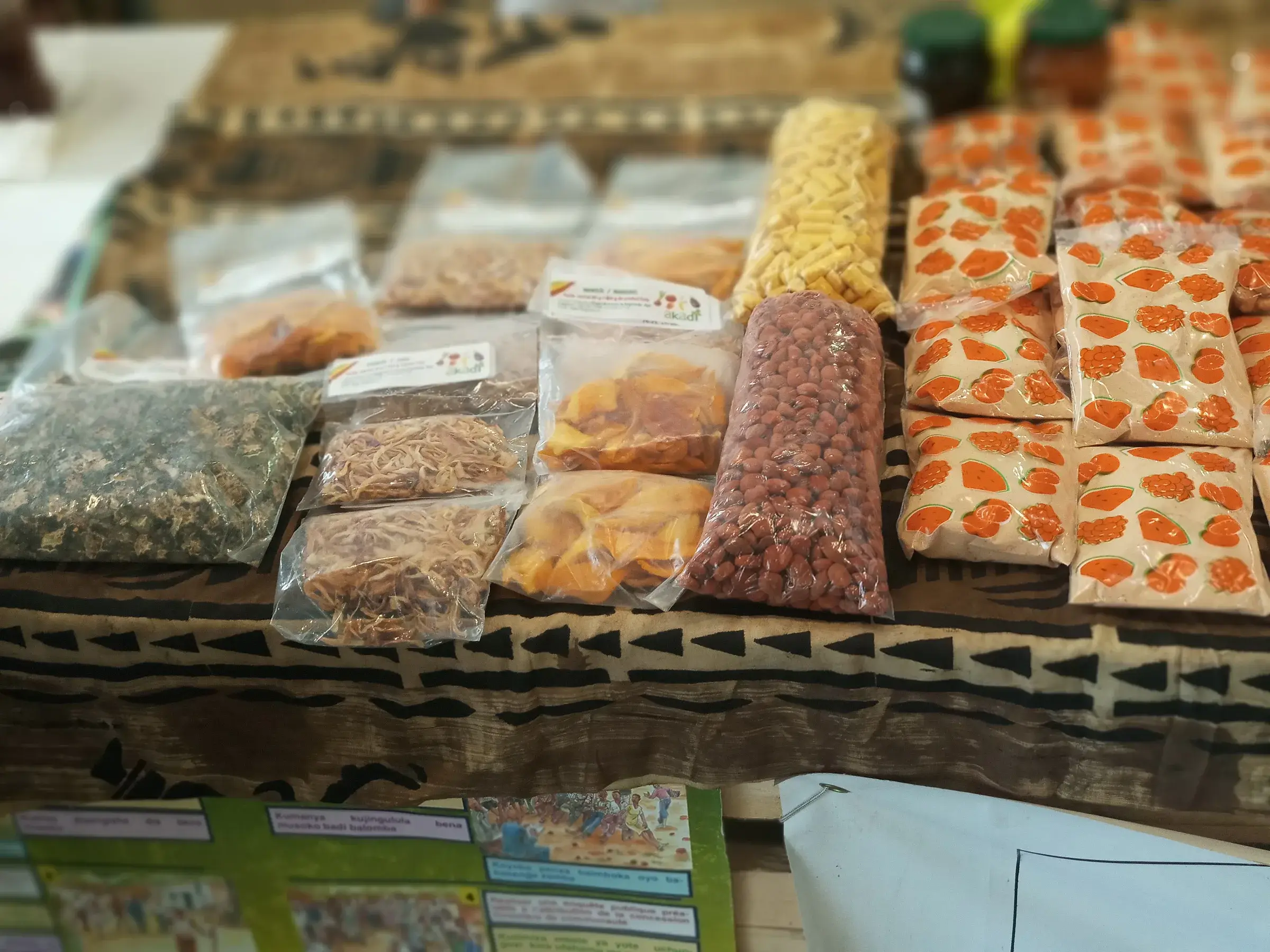 Étal de produits secs : herbes, épices, céréales et pâtes.