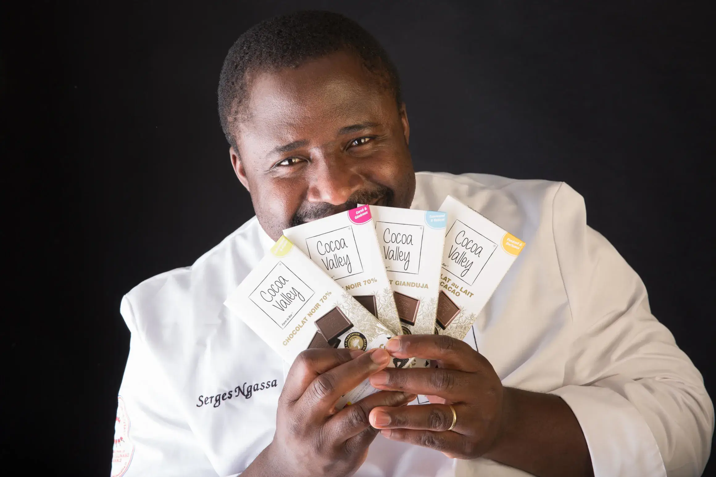 Serges Ngassa, fondateur de Cocoa Valley, présentant des fèves de cacao.