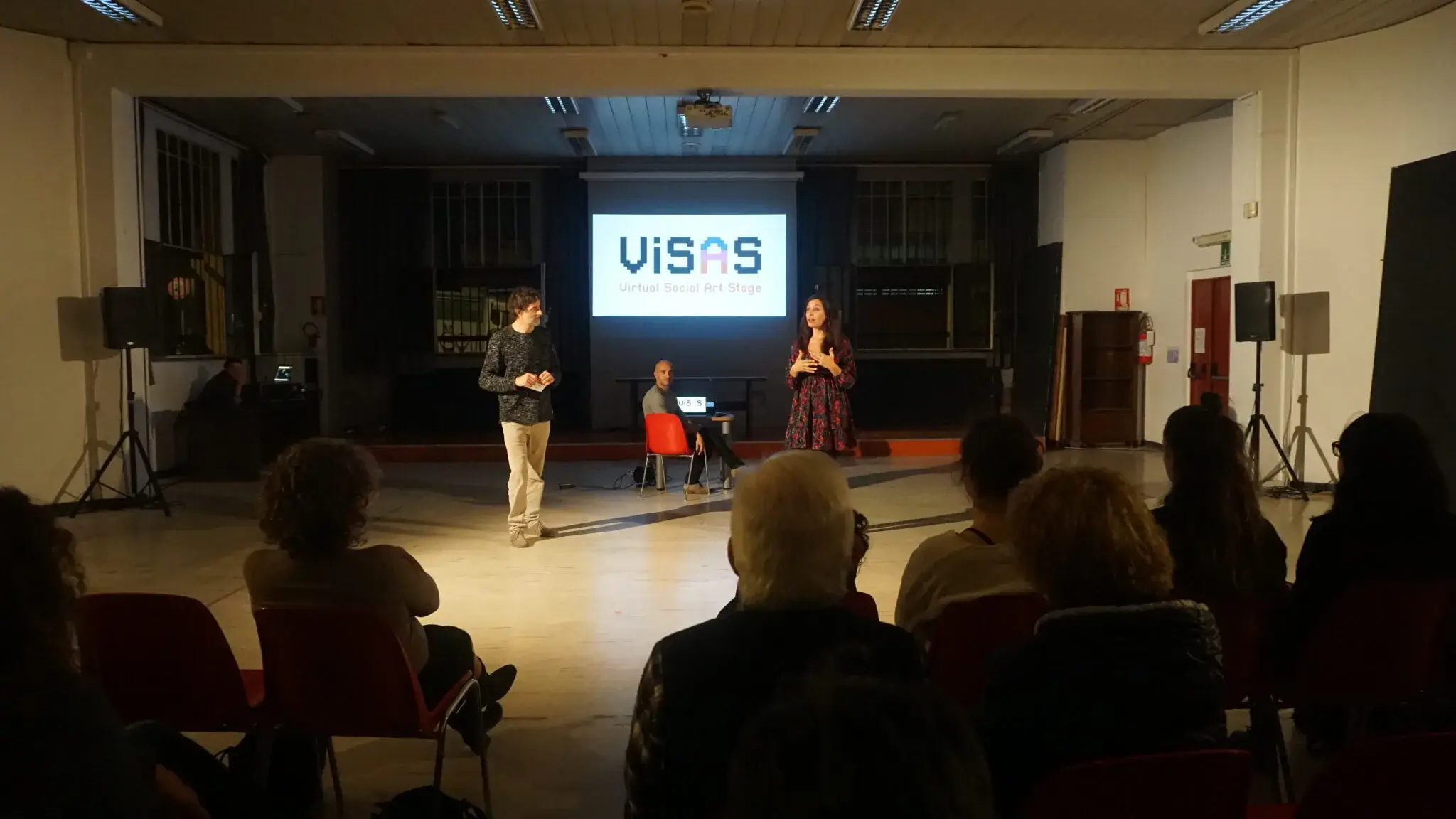 Présentation du projet ViSAS sur la scène d’une salle de spectacle.