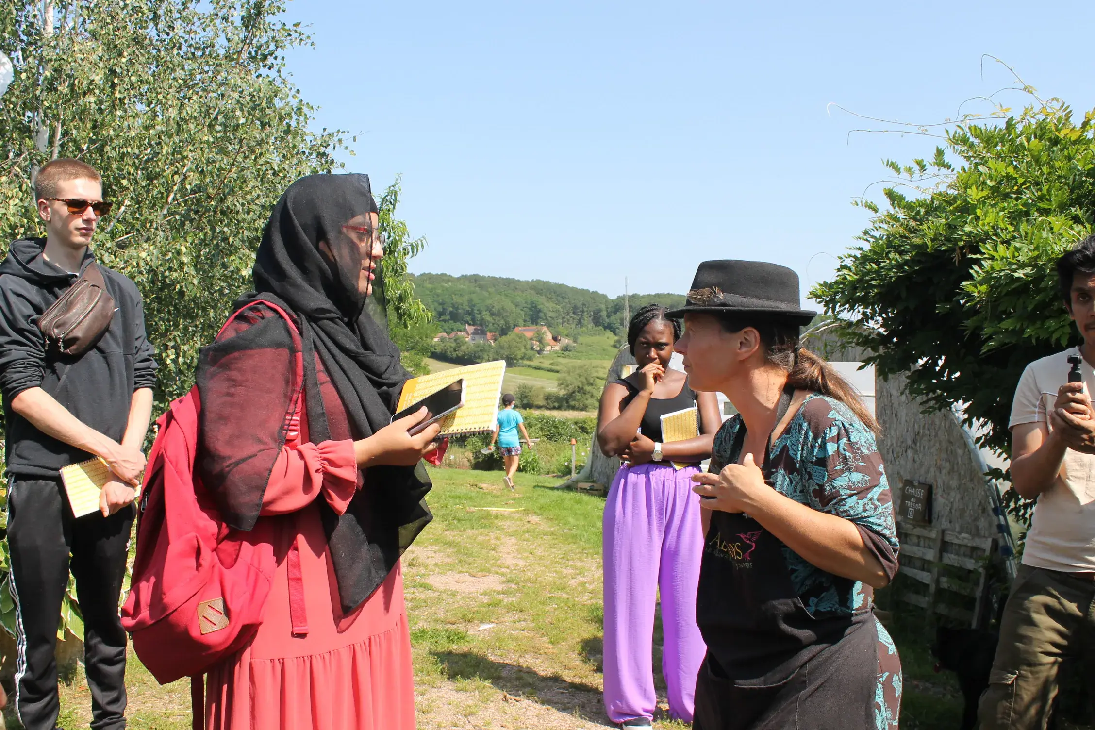 Visite guidée dans le jardin d’Alôsnys, une intervenante s’adresse au groupe.