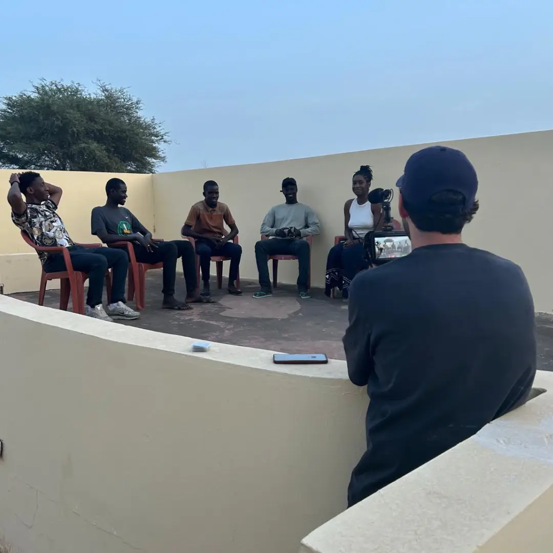 Un groupe de jeunes discute face à une caméra lors d’un tournage