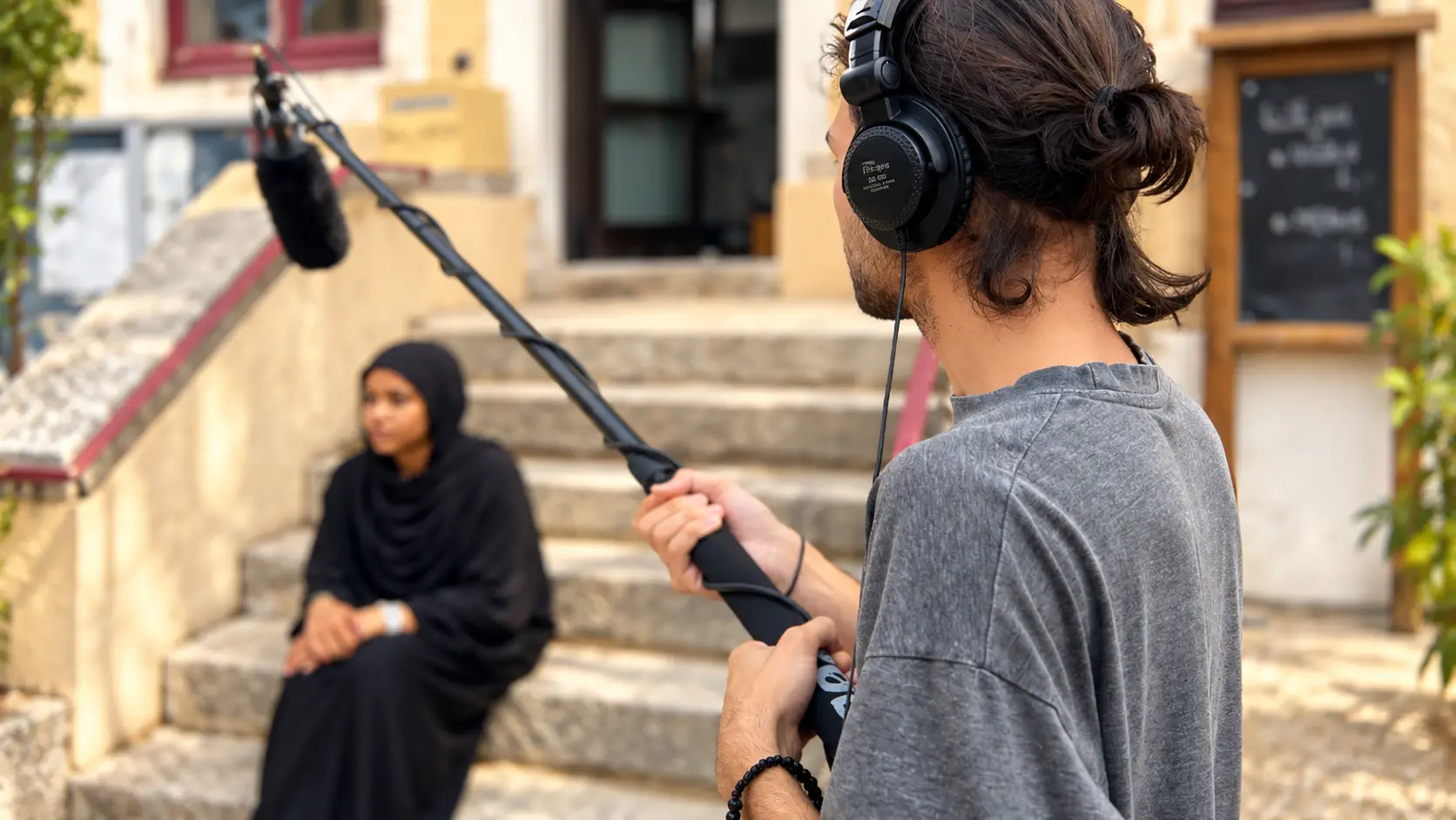 Prise de son au micro-perche lors d’un tournage documentaire