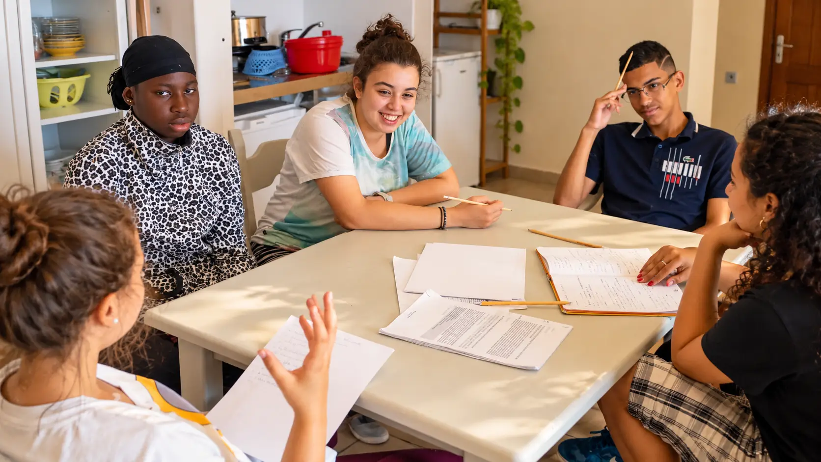 Jeunes participants réunis autour d’une table lors d’un atelier citoyen