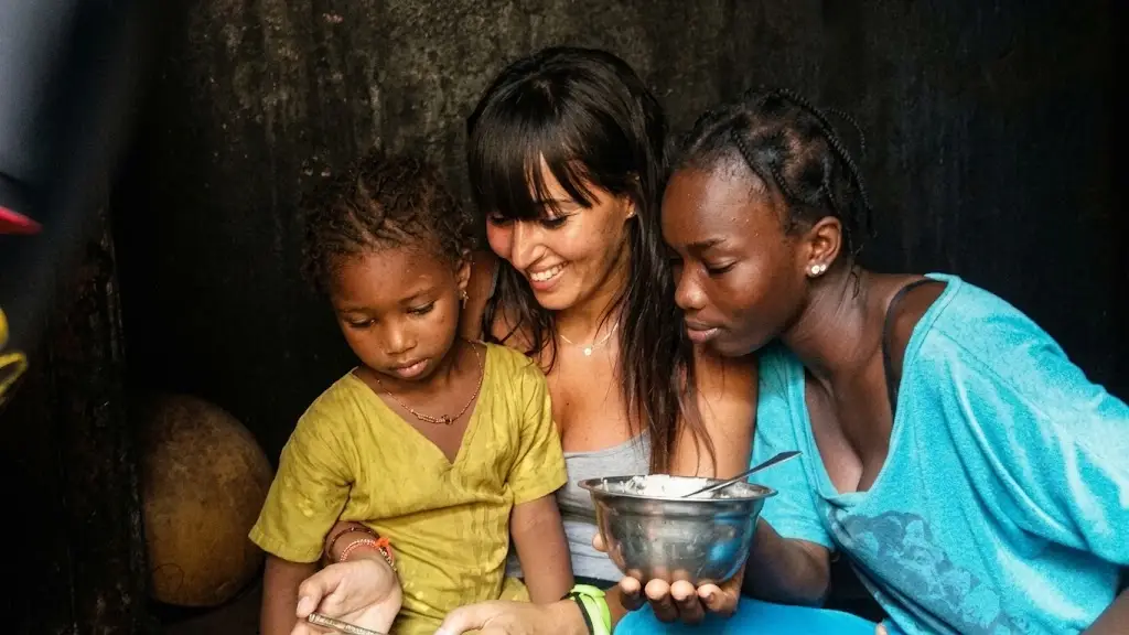 Partage d’un repas lors d’une visite de terrain, entre habitantes et bénévoles
