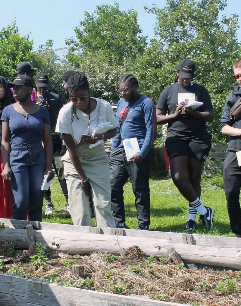 Visite d’un jardin partagé avec des jeunes, carnets en main
