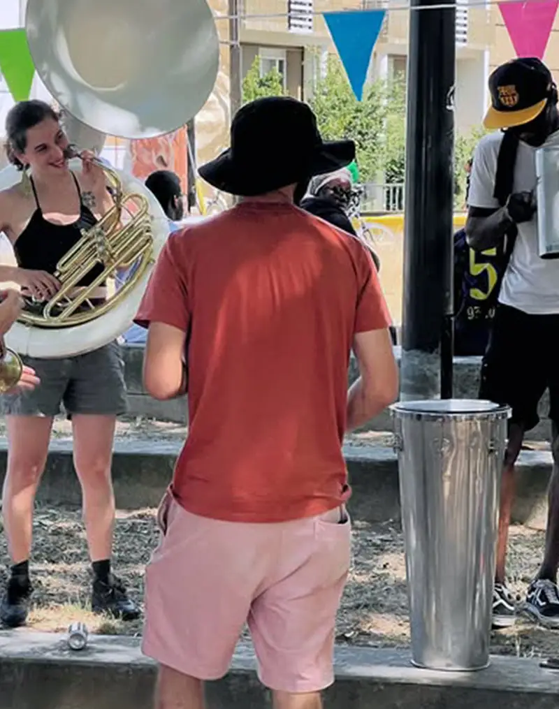 Fanfare de rue lors d’une fête de quartier à Saint-Denis