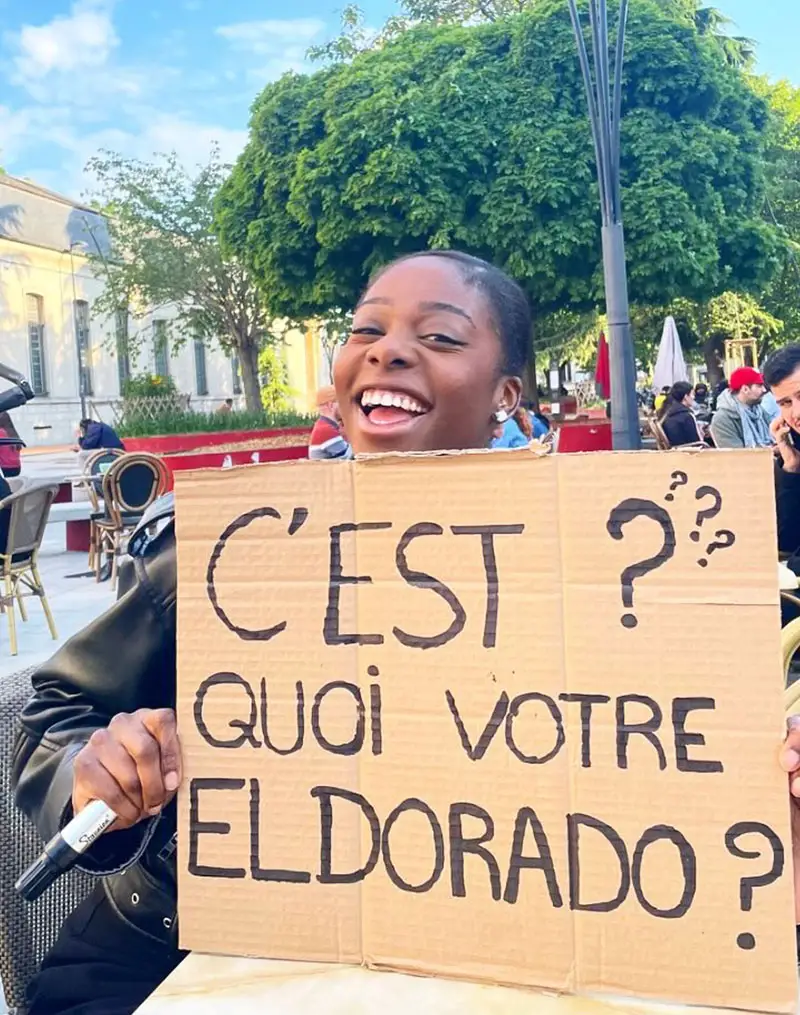 « C’est quoi votre Eldorado ? » : une participante pose avec sa pancarte
