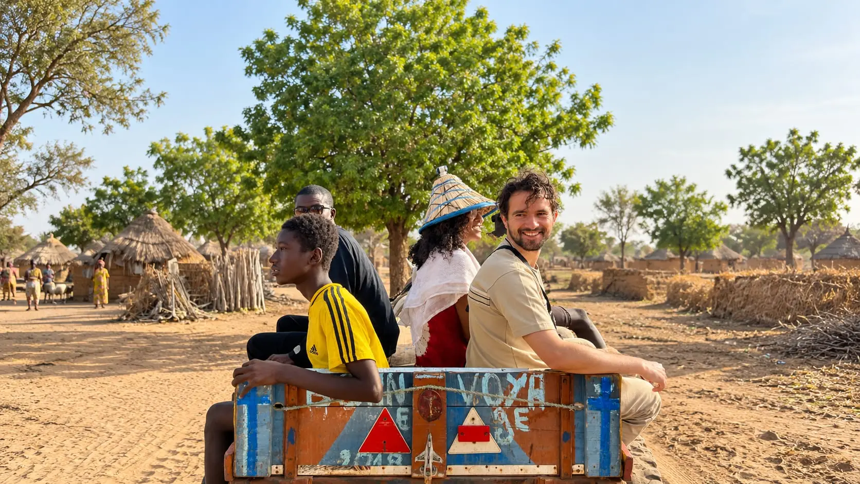 Voyageurs à bord d’un véhicule de brousse, en route vers un village du Sénégal